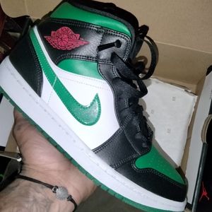 Jordan 1 Retro "Pine Green" Size 9! In Box!